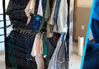 Transporte de roupas em araras