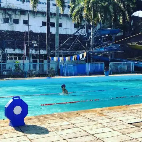  Piscina com toboágua