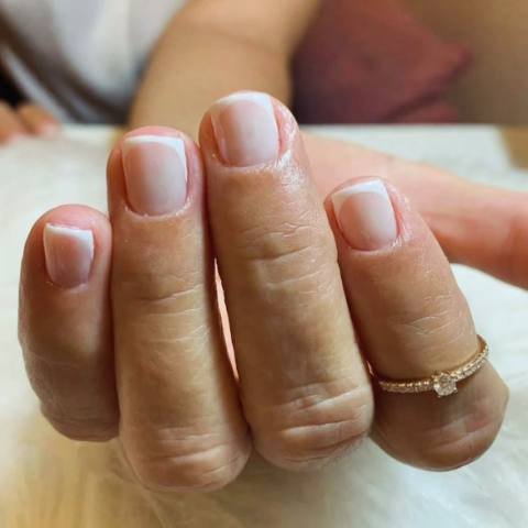ESMALTAÇÃO EM GEL