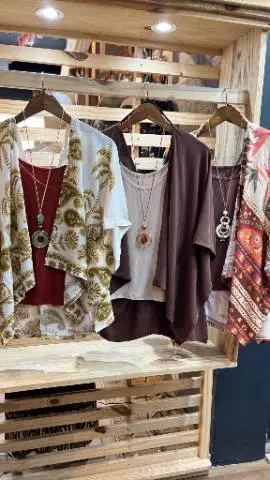 Blusa estampada e lisa